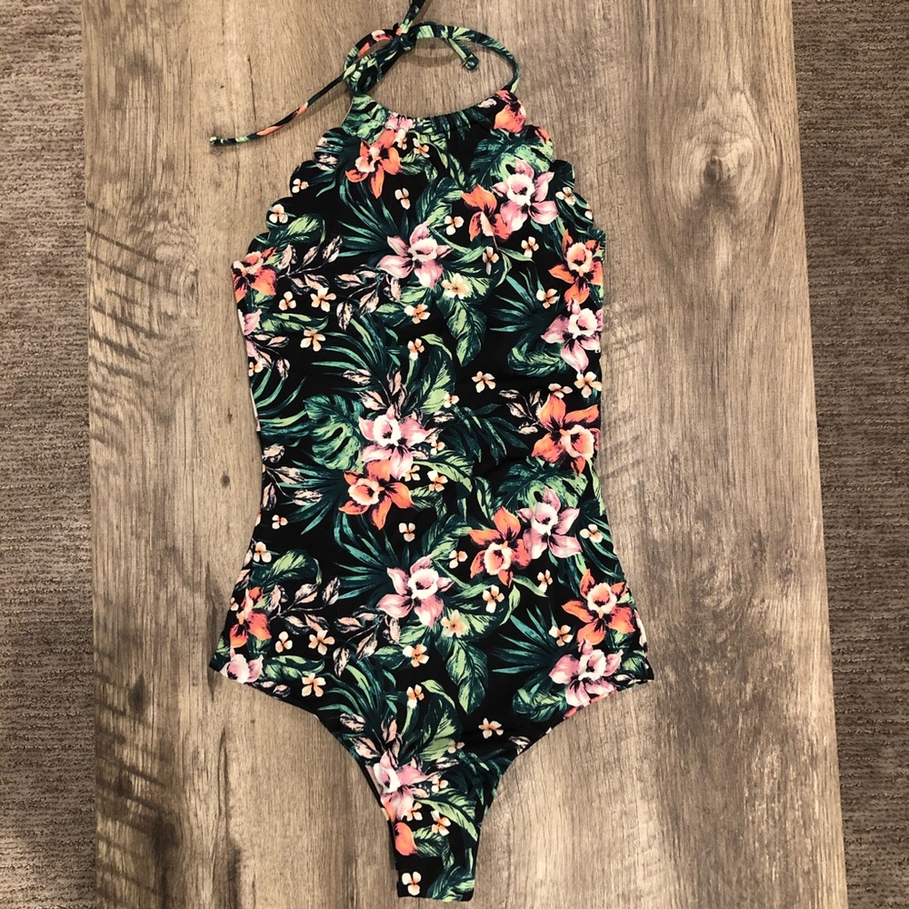 3/$20 NWOT floral swimsuit